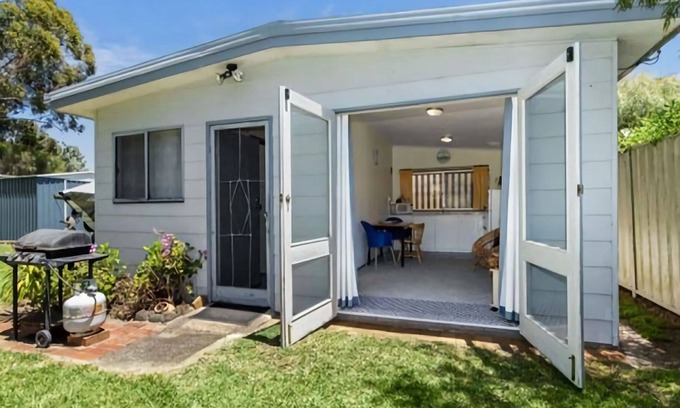 Broulee Cabin | Cozy Broulee Surf Shack - Steps from the Beach & Pet Friendly