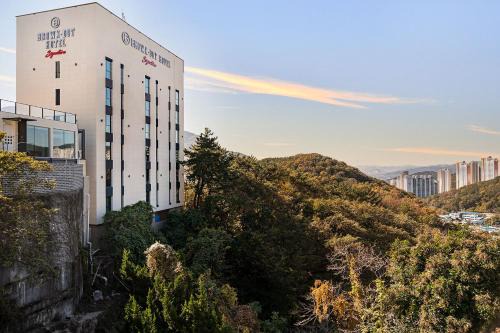 Buk-gu Hotel | Top-Rated Brown Dot Hotel Signature with Family-Friendly Amenities