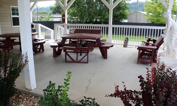 Aberdeen Hotel | Cozy Brown's Motel Aberdeen with Breakfast & Family Amenities