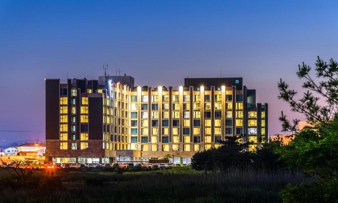 Seongsan Hotel | Discover Brown Suites Hotel and Resort: 4-Star Family Retreat