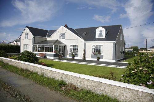 Aughleam Bed & Breakfast | Top-Rated Bru Chlann Lir with Ocean Views & Hot Tub