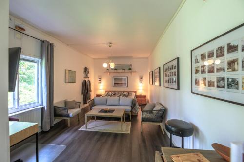 Skinnskatteberg Hotel | Brukshotellet Skinnsberg: Pet-Friendly Retreat with Breakfast
