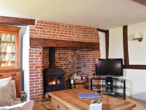 Diss House | Discover Brushmaker Cottage: Pet & Child Friendly Retreat!