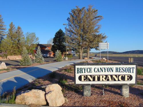 Bryce Canyon Cabin | Discover Bryce Canyon Resort: Pet-Friendly with Pool & Views