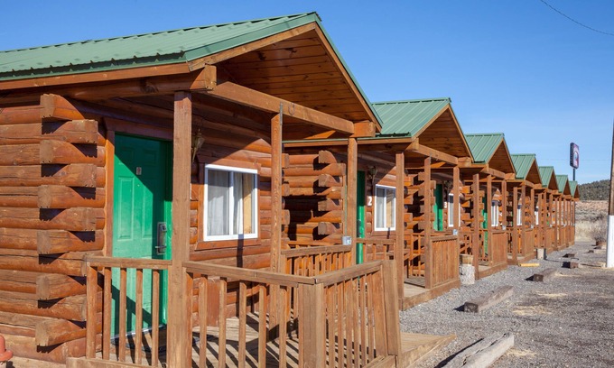 Panguitch Hotel | Cozy Bryce Gateway Inn Cabins with Family-Friendly Amenities