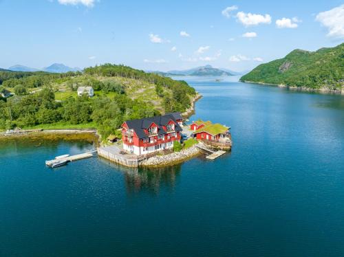 Solfjellsjoen Apartment | Family-Friendly Brygga på Dønna with Hot Tub & Kitchen Access