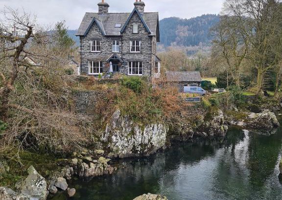 Gwynedd- Snowdonia House | Discover Bryn Afon: Pet-Friendly Retreat with Perfect Score