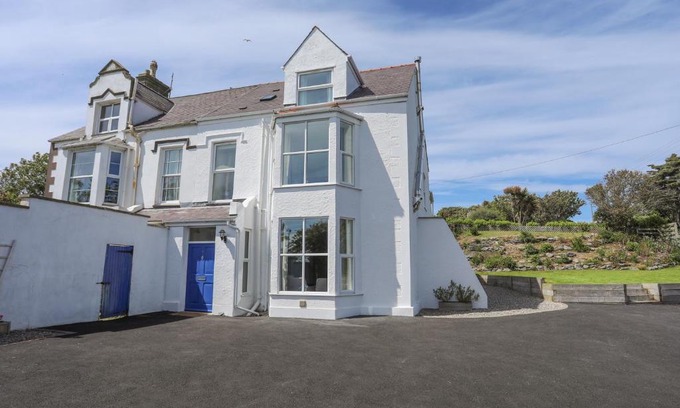 Trearddur Bay House | Exceptional Bryn Dale: 4-Star Hotel for Families & Pets