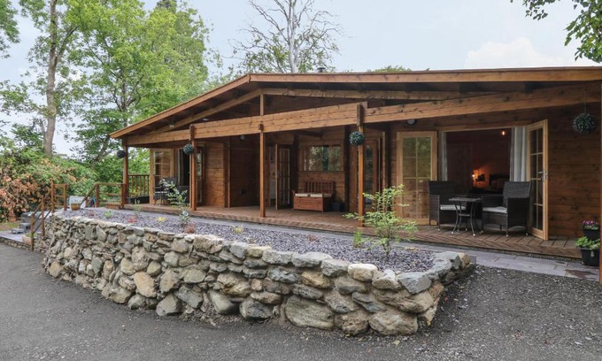 Bangor House | Book Bryn Derwen Lodge: 5-Star Stay with Family & Pets