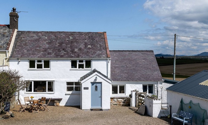 Garn Fadryn Cottage | Relaxing Getaways at Bryn Du with Family-Friendly Amenities