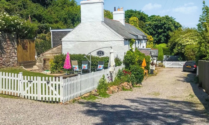 Rhos on Sea Cottage | Cozy 4 Bedroom Retreat in Rhos-on-Sea with Ocean Views