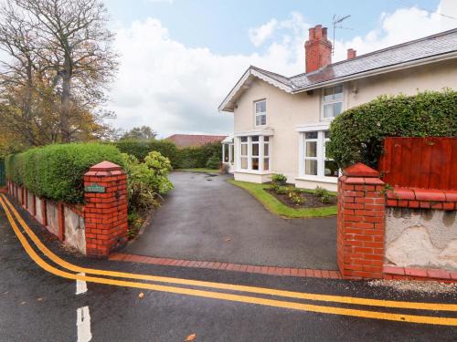 Treffynnon House | Explore Bryn Offa Cottage: 4-Star Guest Rated at 10/10
