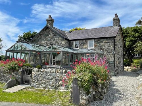 Dinas House | Discover Bryncynan Fawr Farmhouse: 4-Star Family Retreat