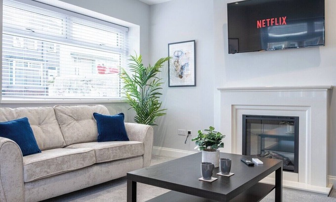 Newport House | Discover Brynglas House with Family-Friendly Amenities