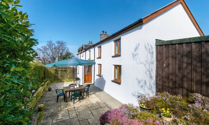 Glandyfi House | Family-Friendly Brynmeurig House with Kitchen & Pet Access