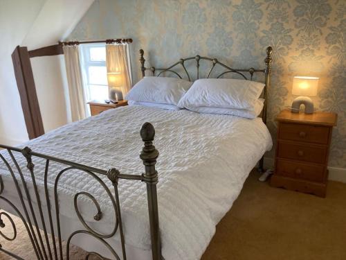 Welshpool Apartment | Pet-Friendly Bryntirion Farmhouse Rooms with Private Bathrooms