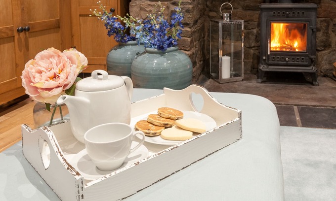 Ystradgynlais Cottage | Discover Brynygroes Cottage: Oceanfront Retreat with Spa