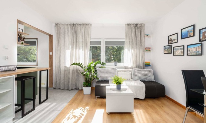Grunwald Apartment | Pet-Friendly Bułgarska Apartment with Kitchen in Poznan