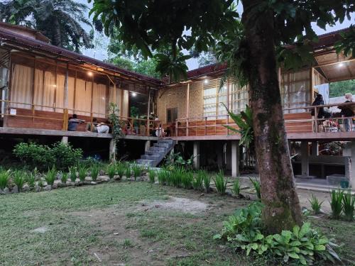 Batang Serangan House | Discover Bua Guesthouse Tangkahan: Pet-Friendly Retreat