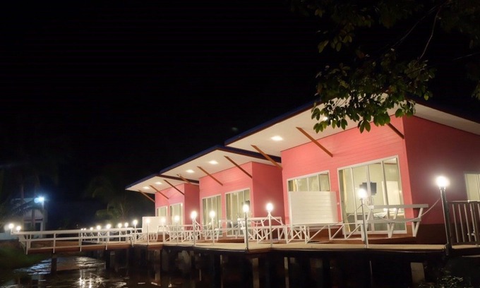 Pak Khlong Hotel | Cozy Bua Villa with Restaurant and Family-Friendly Amenities