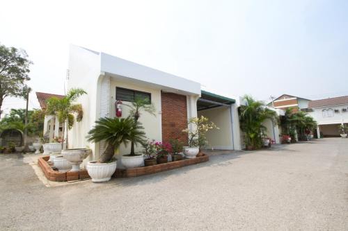 Ang Thong Hotel | Budget-Friendly Bualuang Hotel: Pet & Child Friendly Stay
