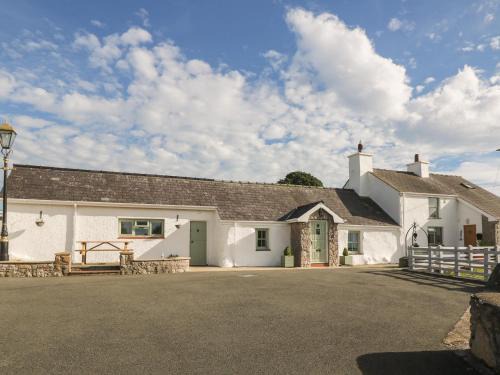 Llanrug House | Inviting Buarthau Cottage: Top-Rated, Family & Pet Friendly