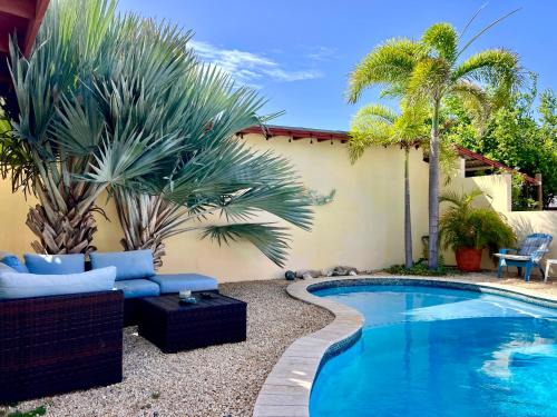 Oranjestad House | Discover Kamerlingh Villa: Rated 9/10 with Pool & Kitchen