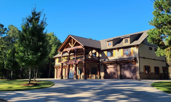 Eatonton Apartment | Top-Rated Bubba's Lodge with Lake View & Family Amenities