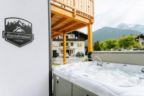 Kotschach-Mauthen House | Experience Comfort at Bubbelen aan de Piste with Hot Tub