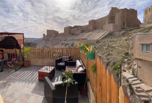 Al-Karak House | Delightful Bubble Castle House: Pet-Friendly Retreat