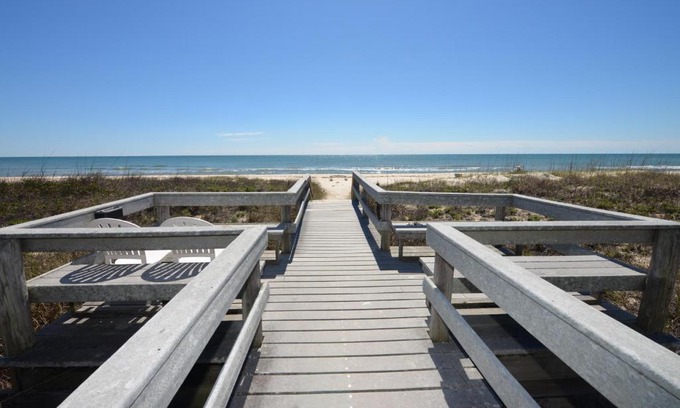 St. George Island Hotel | Oceanfront Retreat at Buccaneer Inn with Pool & Pet-Friendly
