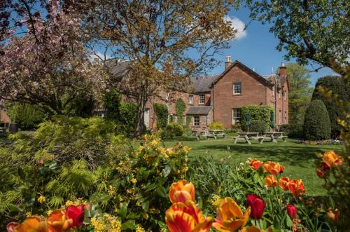 St Boswells Hotel | Relax at Buccleuch Arms: Pet-Friendly with Hot Tub & Dining