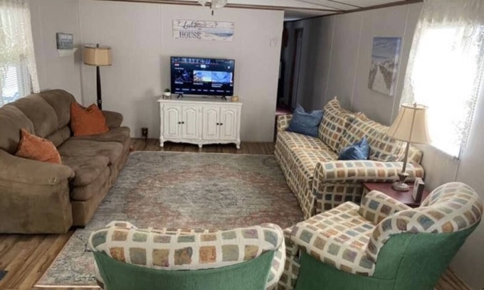 Springville House | Lakefront Buchanan Resort: Family Retreat with Breakfast