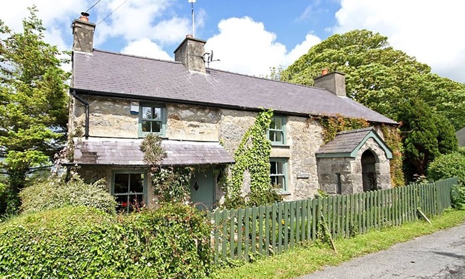 Pentraeth Cottage | Cozy Buck Cottage: Pet Friendly Retreat in Red Wharf Bay