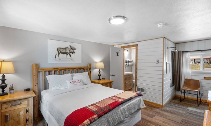 West Yellowstone Hotel | Inviting Bucking Moose Bobcat Room with Ocean View & Pool