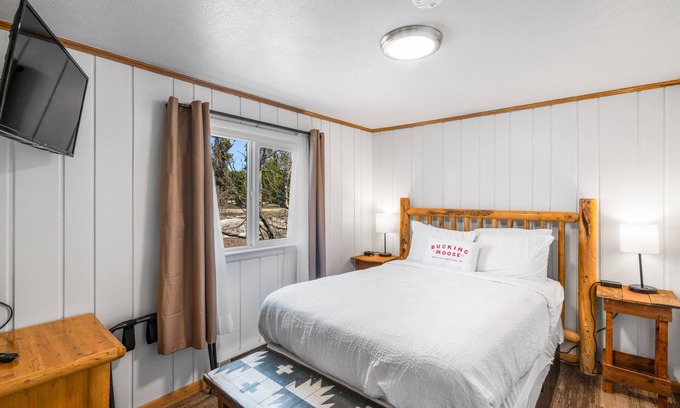West Yellowstone Hotel | Inviting Bucking Moose Squirrel Suite with Ocean View & Pool