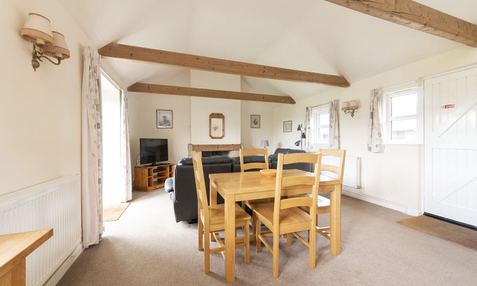 West Milton Cottage | Discover Buckingham Cottage: Idyllic Retreat with Pool & Pets
