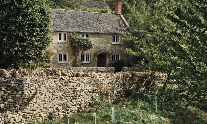Aldsworth Cottage | Scenic 5-Bedroom Cotswold Cottage in Serene Countryside