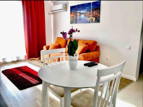 Stefanestii de Jos Apartment | Exceptional Bucuresti North Cosmopolis Apartment with Pool
