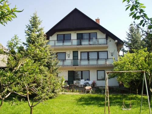 Budakeszi Apartment | Pet-Friendly Retreat at Budakeszi with Breakfast Included