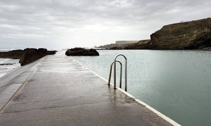 Bude Apartment | Coastal Retreat with Ocean View & Pool – Rated 9.8/10