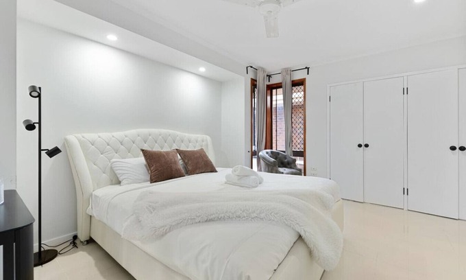 Robertson Condo | Budget 1-Bed Studio Near Top Malls & Transit!