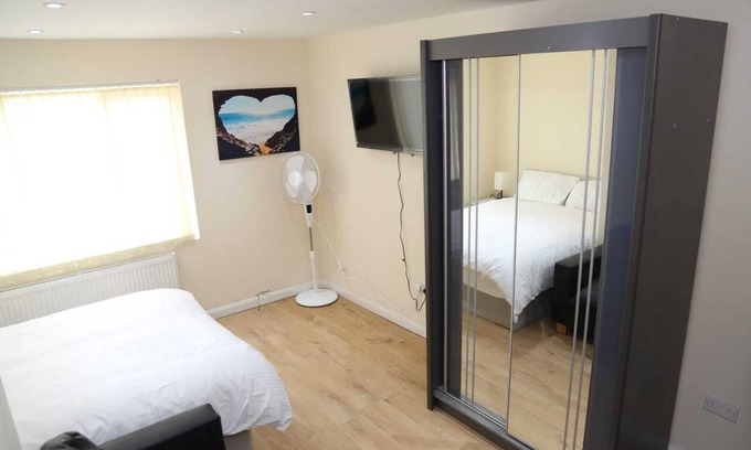 Thamesmead House | Affordable 4-Bedroom Family Retreat in Thamesmead