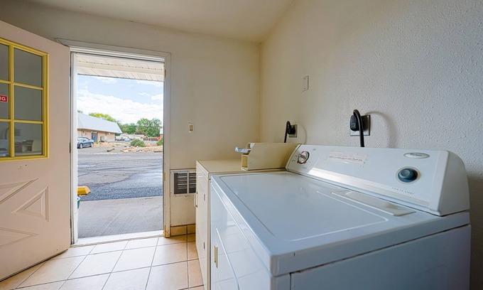 John Day Hotel | Affordable 8 Motel John Day with Breakfast & Family-Friendly Amenities