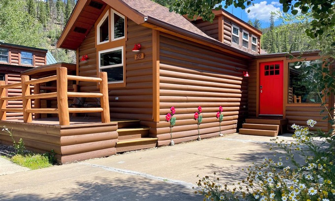 Breckenridge Ski Chalet | Budget-Friendly Bungalow on the Scenic Swan River