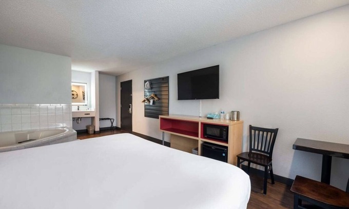 Ontario Hotel | Budget-Friendly Retreat in Ontario: Pool & Free Breakfast