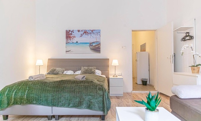 Rudolfsheim-Funfhaus Apartment | Cozy 2BR Apartment in Prime Location for Budget Travelers