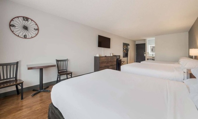 Ontario Hotel | Affordable Hotel Stay: Indoor Pool, Free Breakfast & Pets Welcome