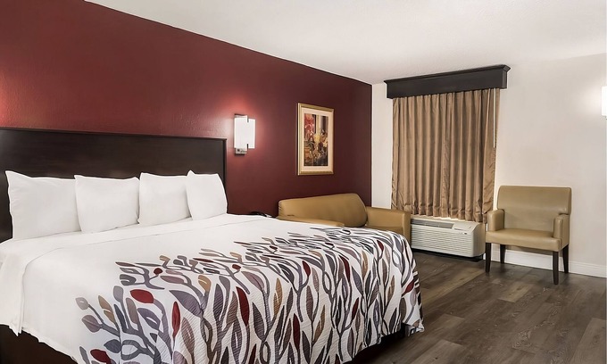 Tupelo Hotel | Affordable Stay with Pool & Pets Near Tupelo Zoo