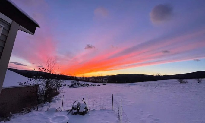 Pine Grove House | Budget-Friendly Farmhand Stay with Spa and Pet Amenities